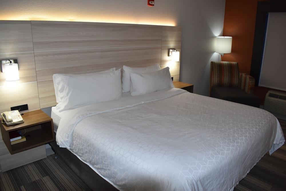 Holiday Inn Express Hotel & Suites Mcpherson By Ihg Exterior foto