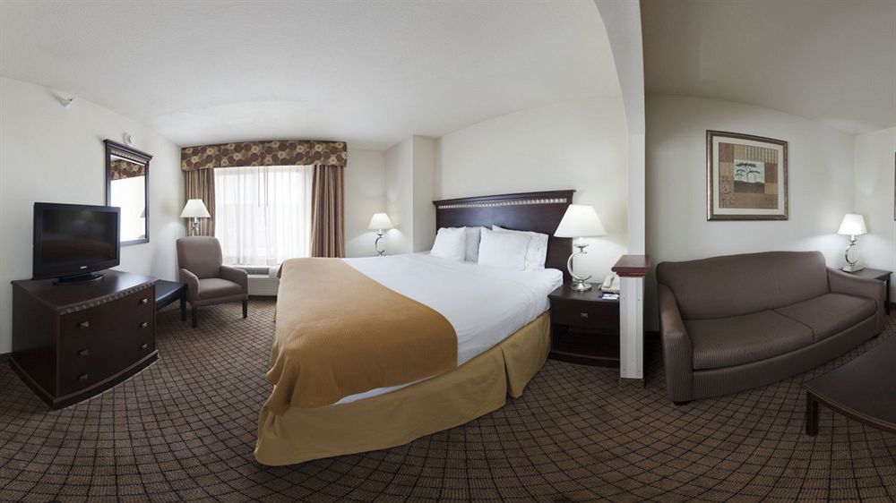 Holiday Inn Express Hotel & Suites Mcpherson By Ihg Exterior foto