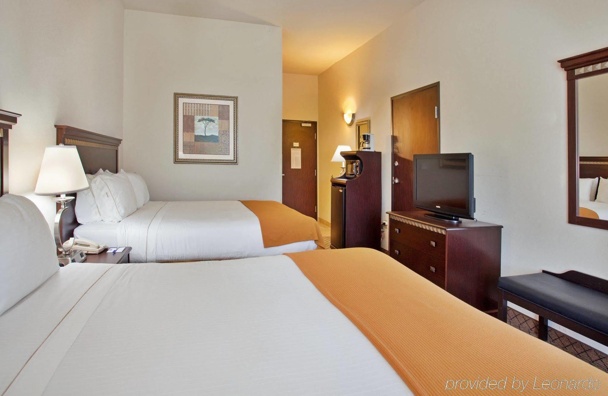 Holiday Inn Express Hotel & Suites Mcpherson By Ihg Habitación foto