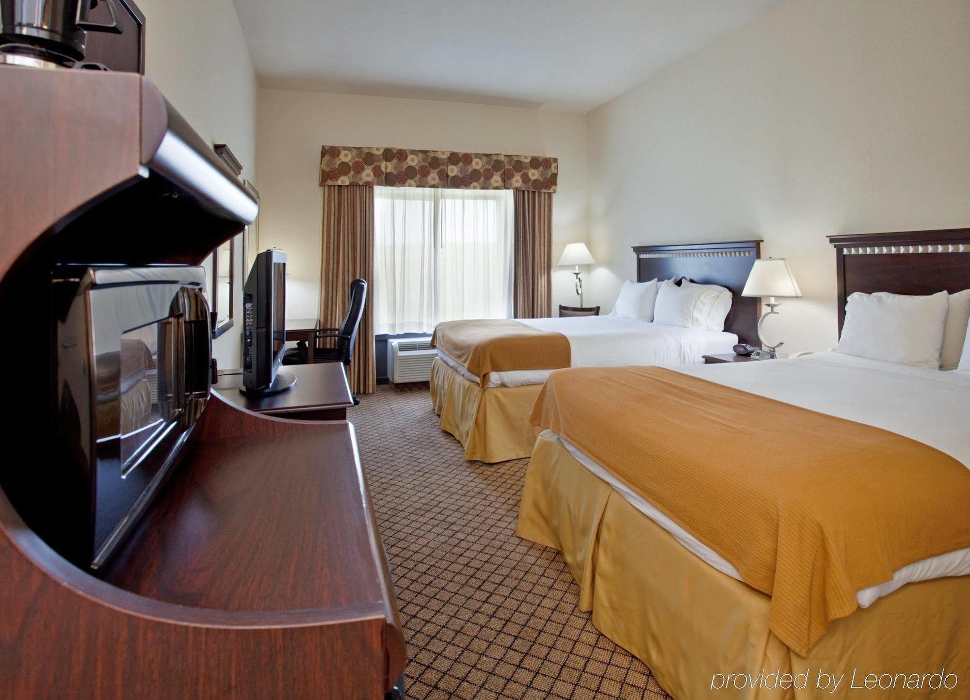 Holiday Inn Express Hotel & Suites Mcpherson By Ihg Habitación foto
