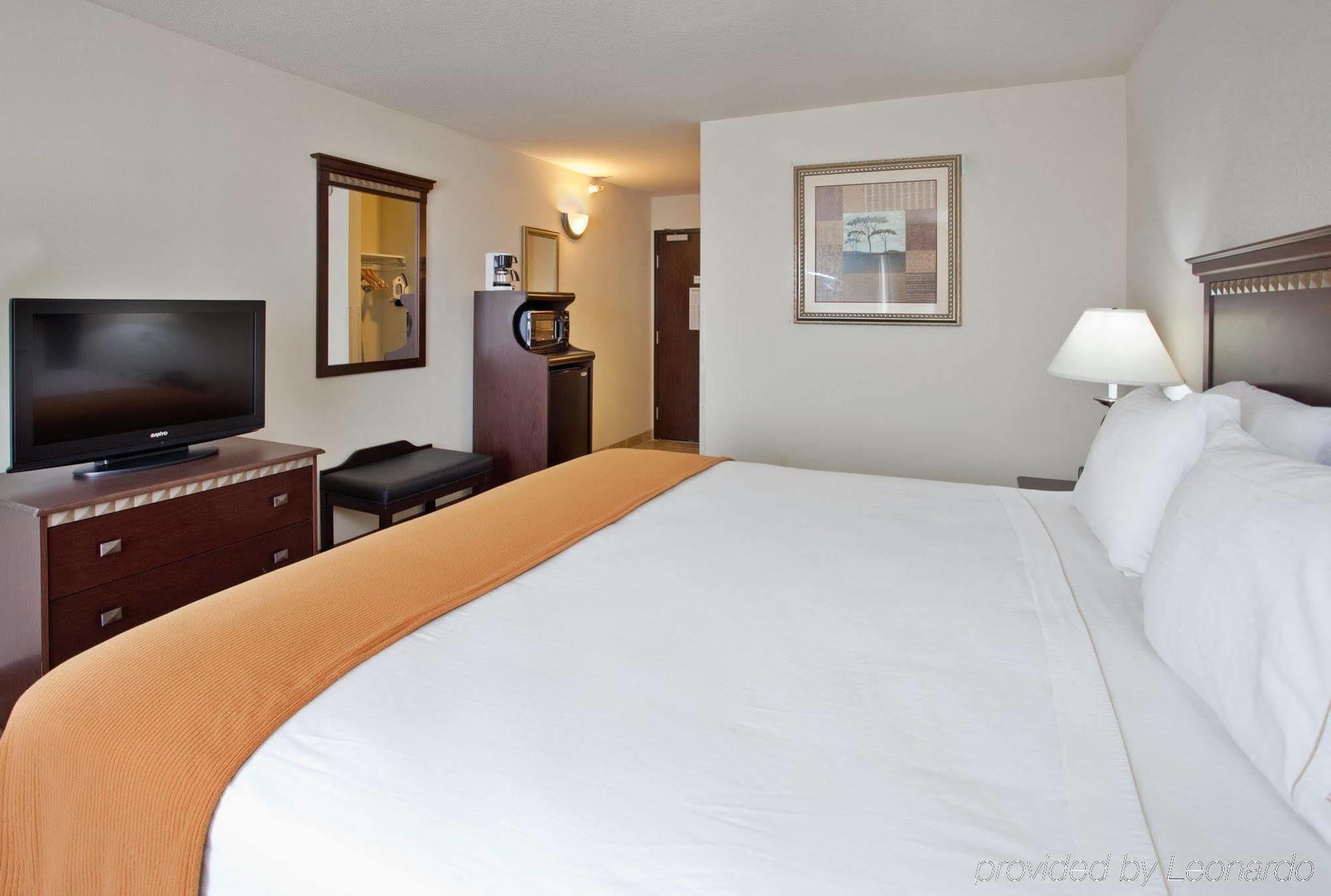 Holiday Inn Express Hotel & Suites Mcpherson By Ihg Exterior foto