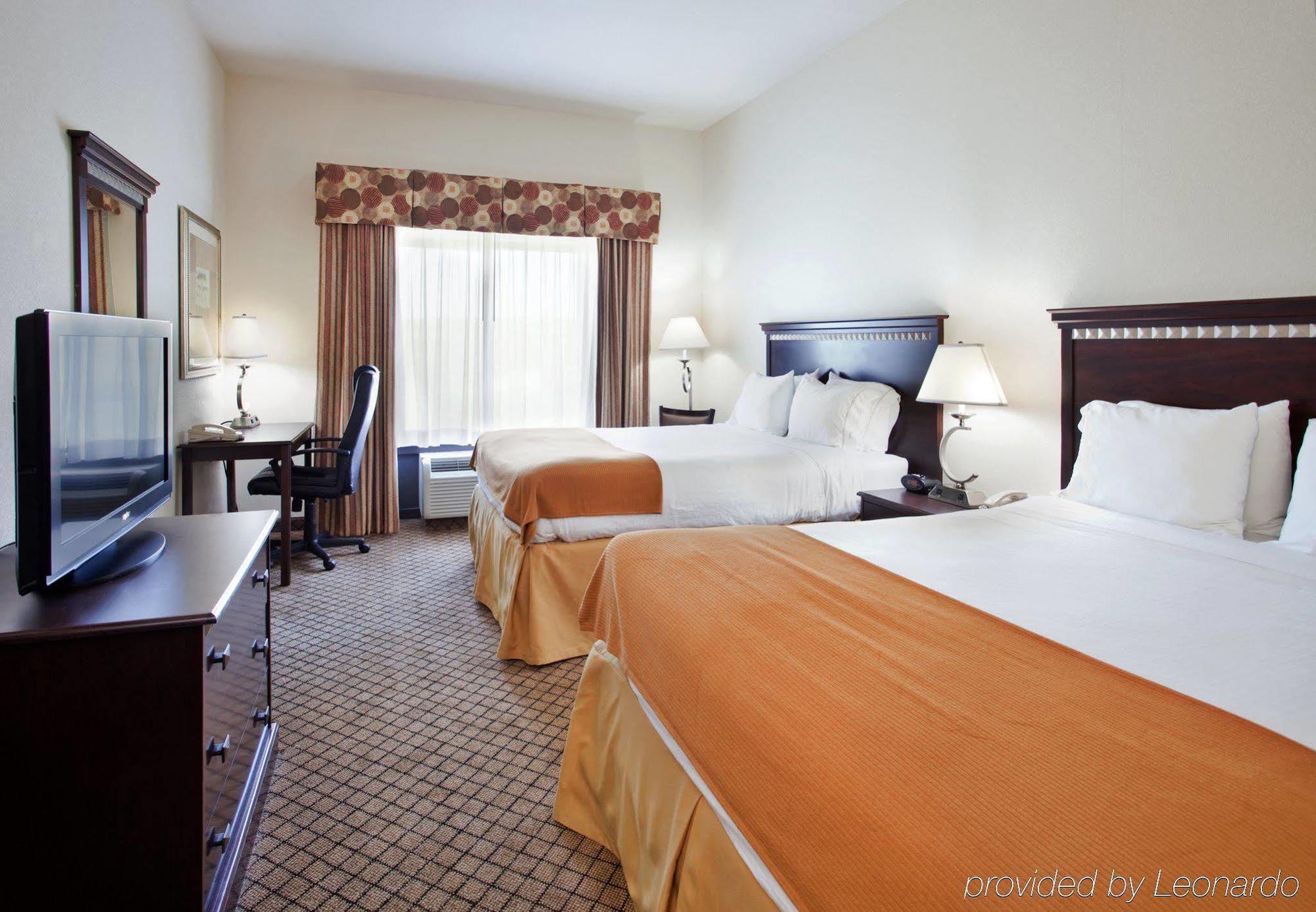 Holiday Inn Express Hotel & Suites Mcpherson By Ihg Exterior foto