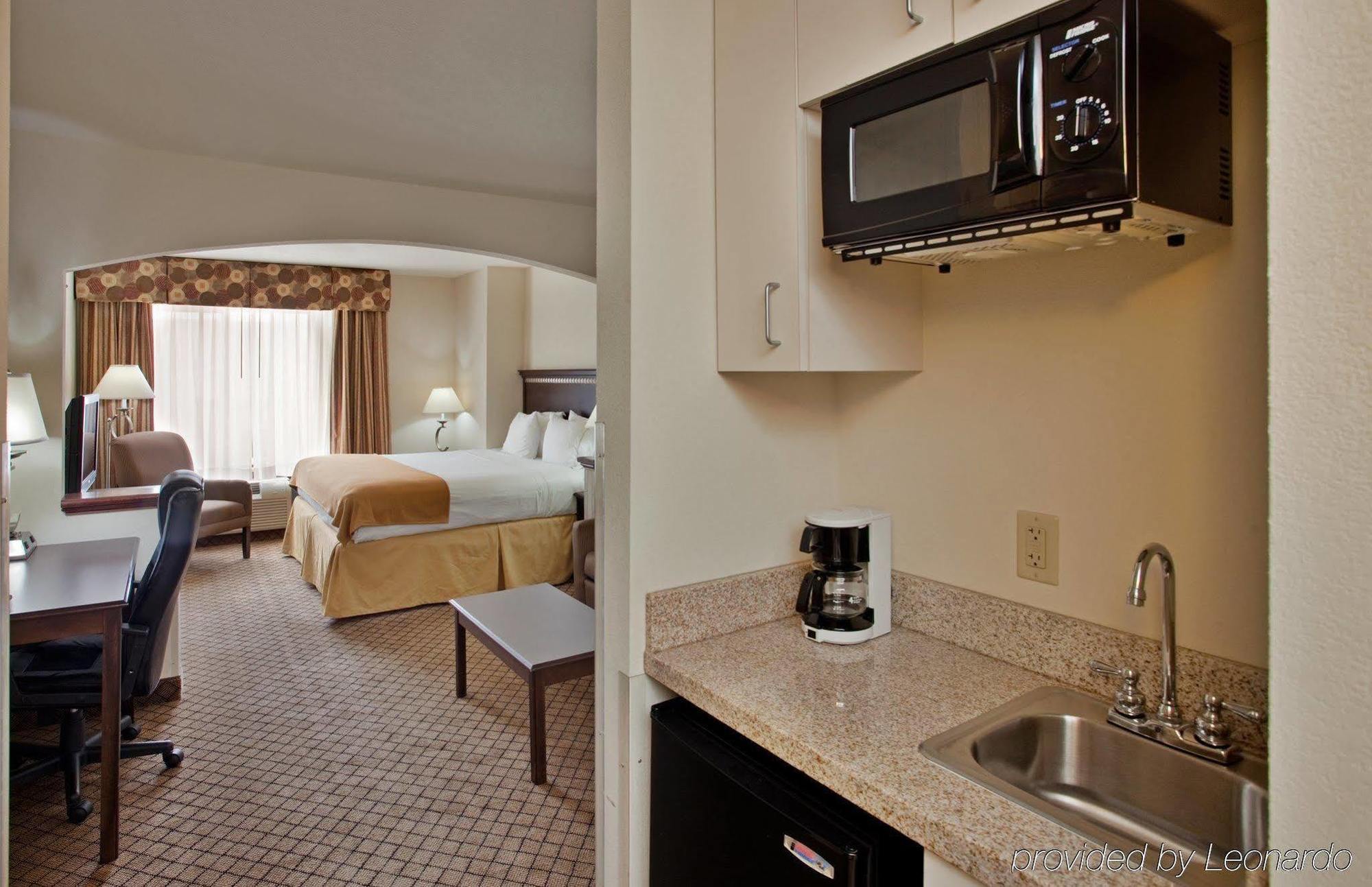 Holiday Inn Express Hotel & Suites Mcpherson By Ihg Habitación foto