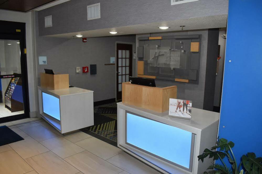 Holiday Inn Express Hotel & Suites Mcpherson By Ihg Exterior foto