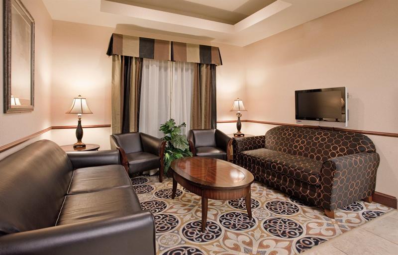 Holiday Inn Express Hotel & Suites Mcpherson By Ihg Exterior foto